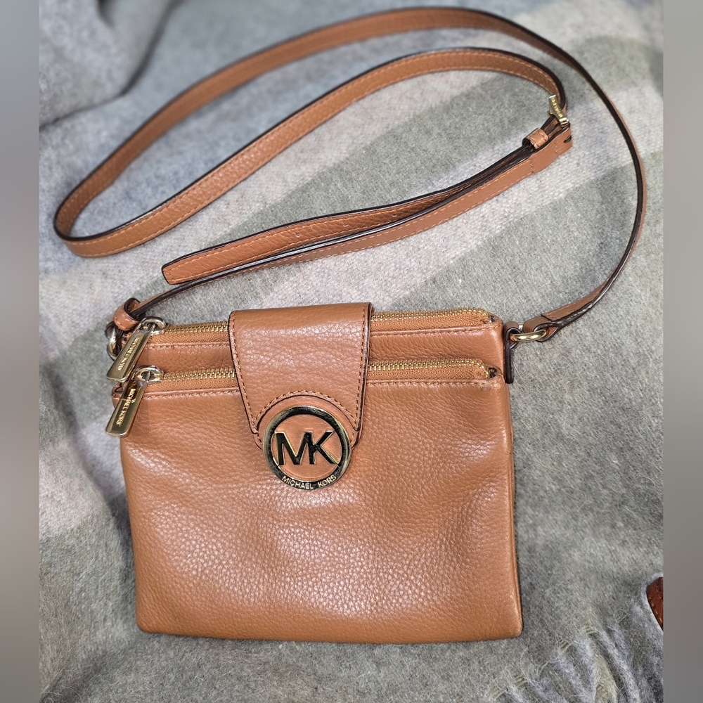 P42 Michael Kors Fulton Brown Crossbody Wallet Bag (C)